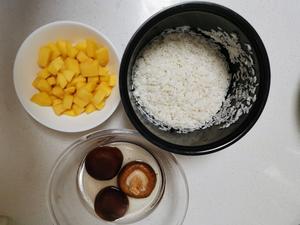 无油烟版粤式香菇滑鸡煲仔饭（电饭锅版）的做法 步骤5