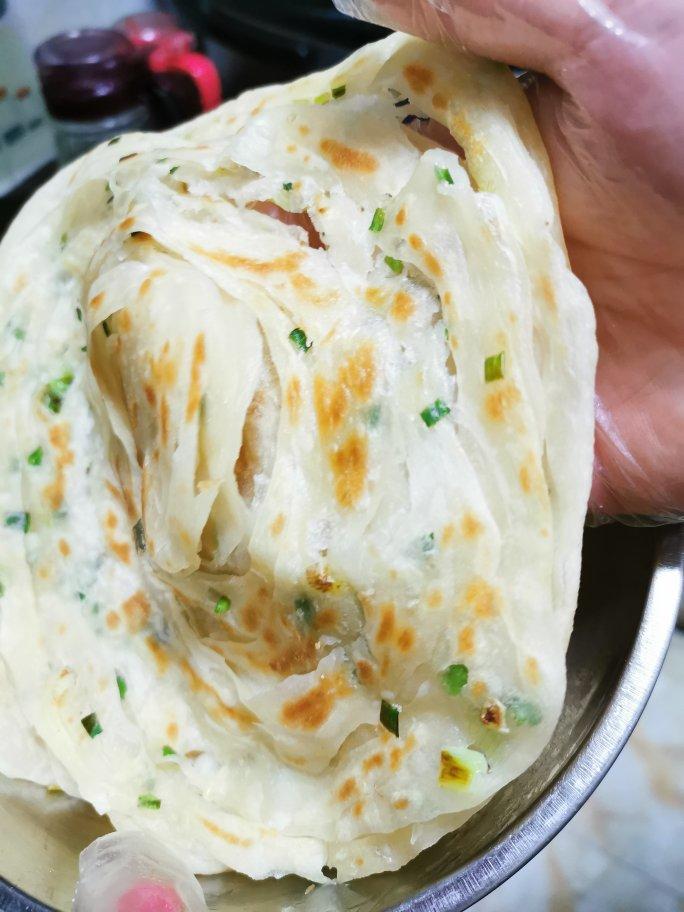 壹加壹等于四的幸福生活做的酥脆的烫面葱油饼