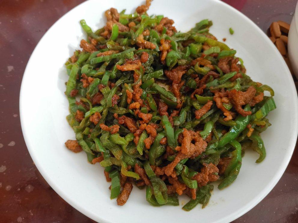 经典的家常菜，青椒炒肉丝，简单的食材也能做出如此美味