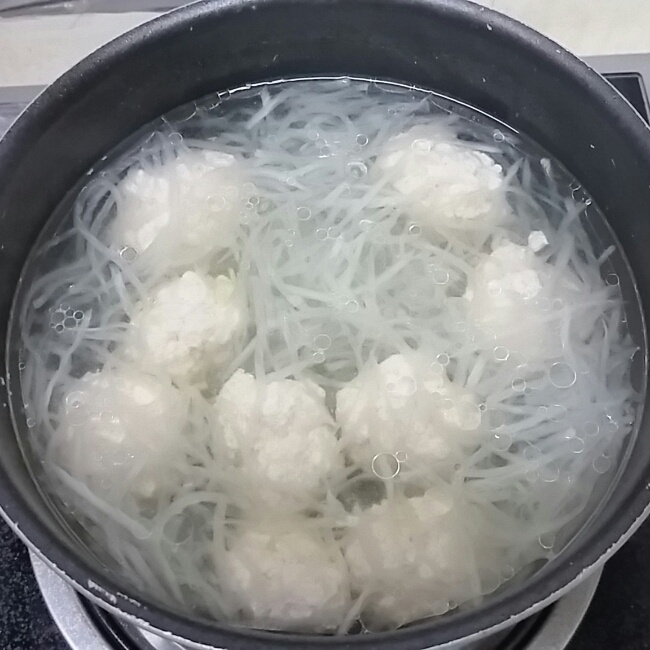 【10分钟系列】白萝卜豆腐圆子汤
