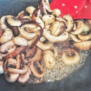 江南菜——蚝油双菇油面筋的做法 步骤5