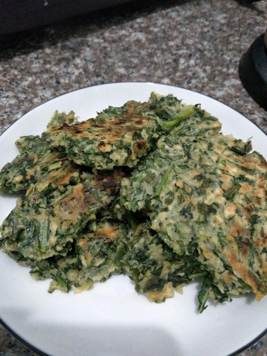 煎茼蒿粑粑，哎呀，真的是太喜欢这个味道啦！😅