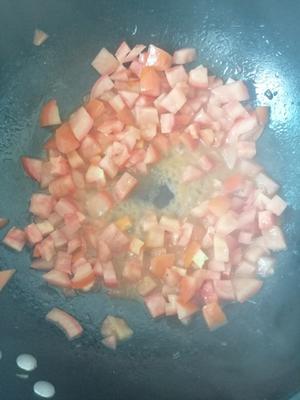 西红柿鸡蛋煮饺子皮的做法 步骤2
