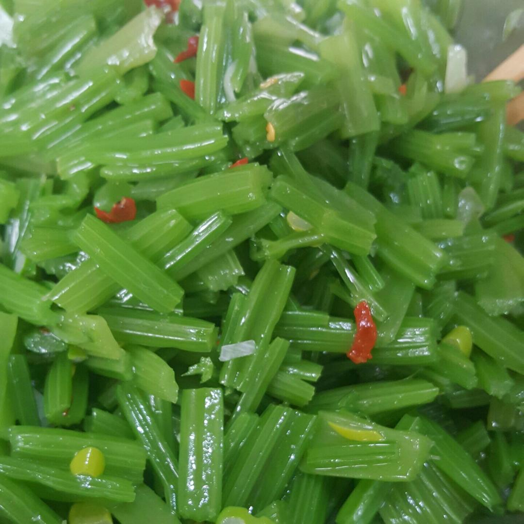 凉拌芹菜