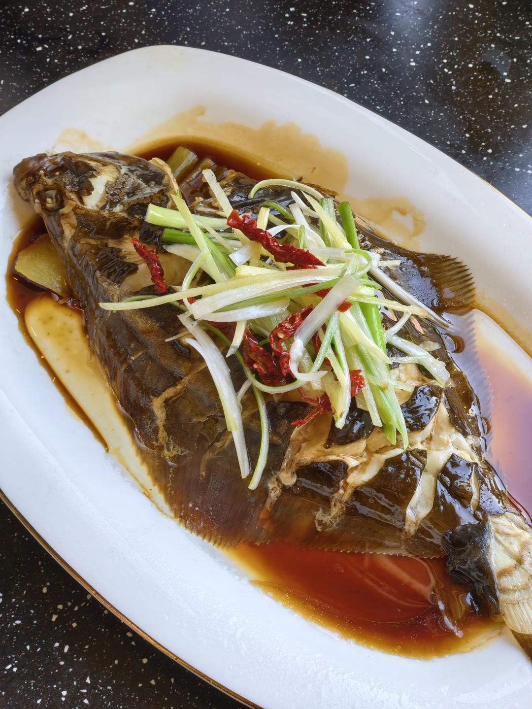 清蒸多宝鱼，很多人在先浇油还是先倒蒸鱼豉油这一步就做错啦