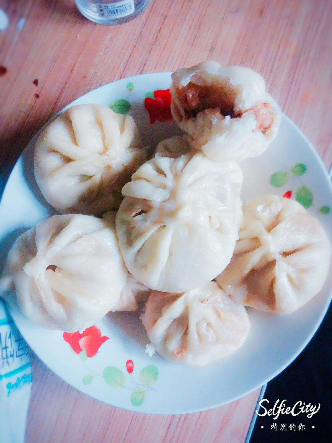 松软多汁的肉包子