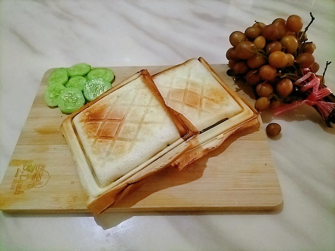会吐舌头的大牙怪三明治