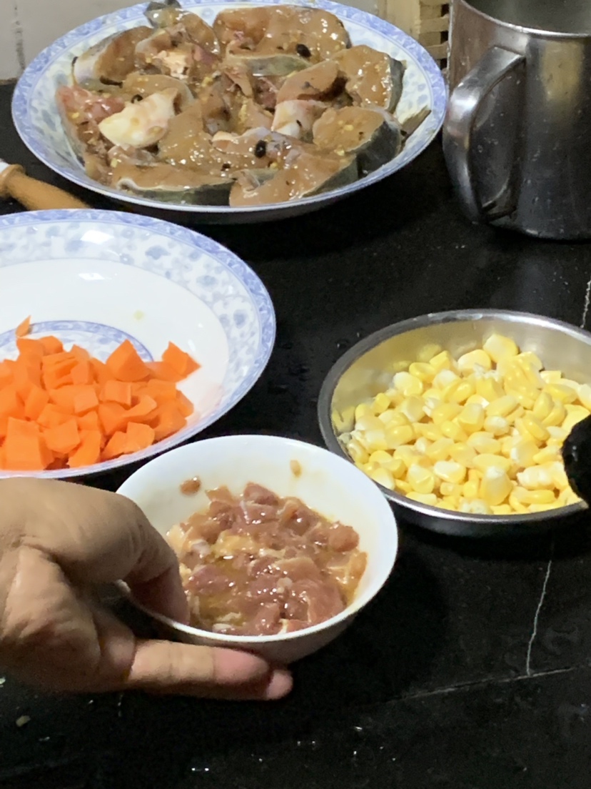 玉米胡萝卜腊肠肉丁的做法 步骤1