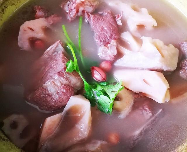 最美味的补血汤煲（例假期间喝非常好）～粉藕红衣花生土猪排骨汤的做法