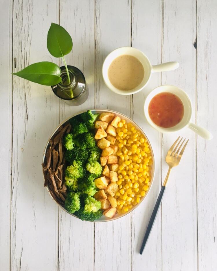 鸡胸肉西兰花南瓜玉米沙拉