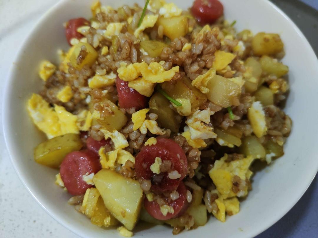 邻居抢着来我家吃土豆香肠炒饭，原来这么香！