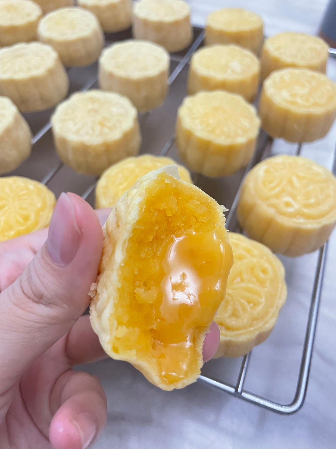 超详细图解版--流心奶黄月饼
