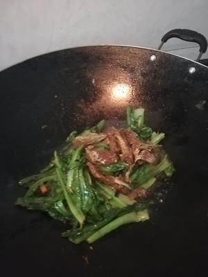 阳江豆豉炒鲜炸鲮鱼(罐头）油麦菜的做法 步骤8
