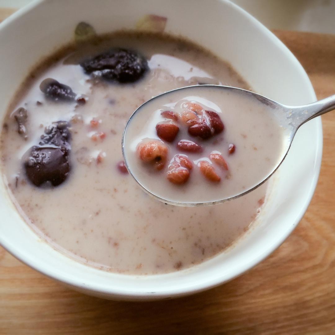 红枣红豆薏仁牛奶粥