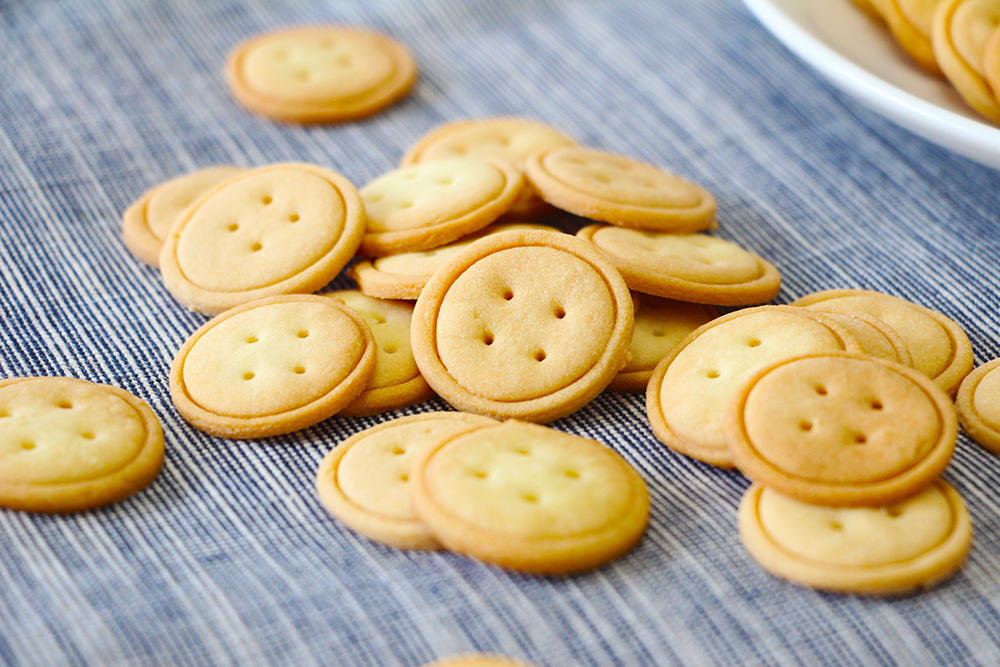 适合周末亲子手工的纽扣饼干