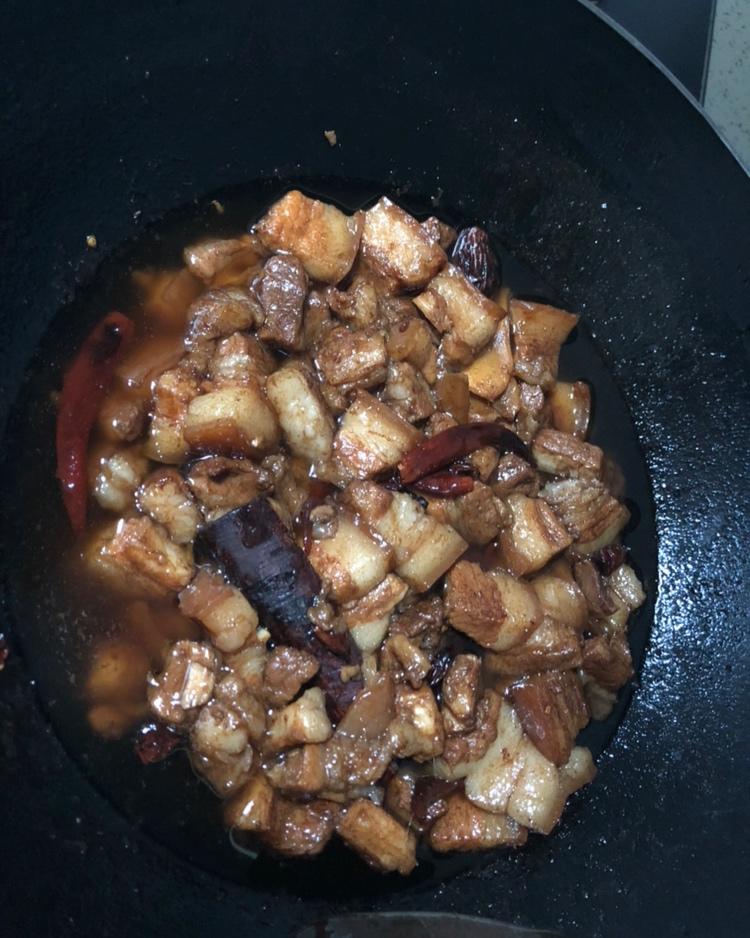 吃着碗里望着锅里的红烧肉