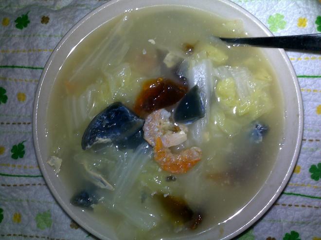 大白菜皮蛋虾仁汤的做法
