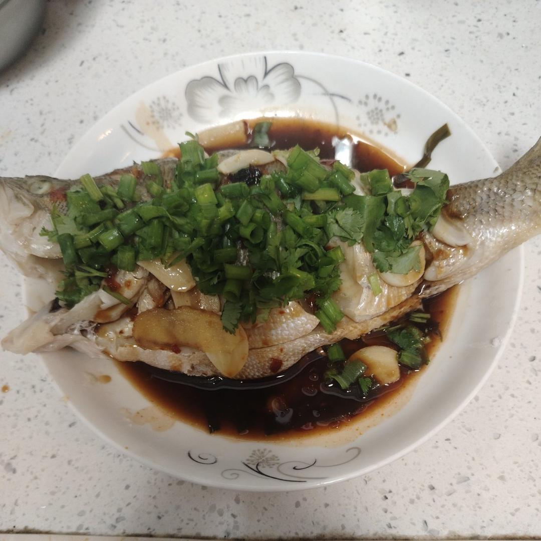 清蒸鲈鱼（简易万能蒸鱼法）