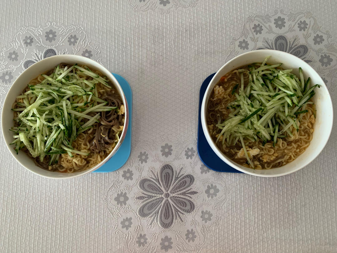 一屋，二人，三餐，四季