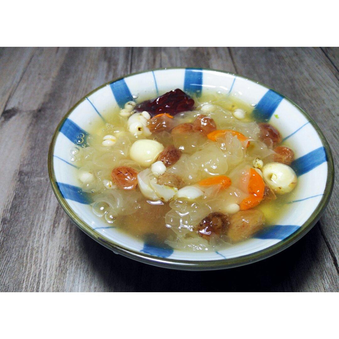 满满胶原蛋白的银耳汤