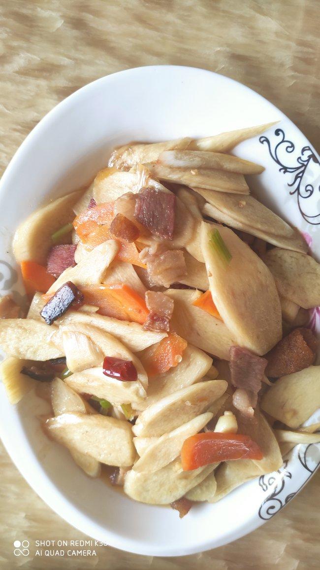 就像有句话所说：成年人的世界里，从来就没有“容易”二字。很多时候，你只能单枪匹马，直面生活的兵荒马乱。