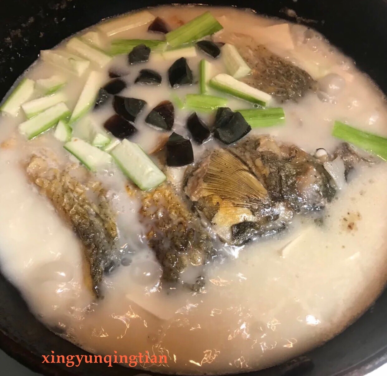 鱼头汤（鱼头豆腐时蔬汤、味鲜汤白有窍门)的做法 步骤13