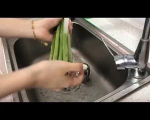 香菇炒芦笋 Stir-Fried Asparagus With Shiitake Mushrooms的做法 步骤2