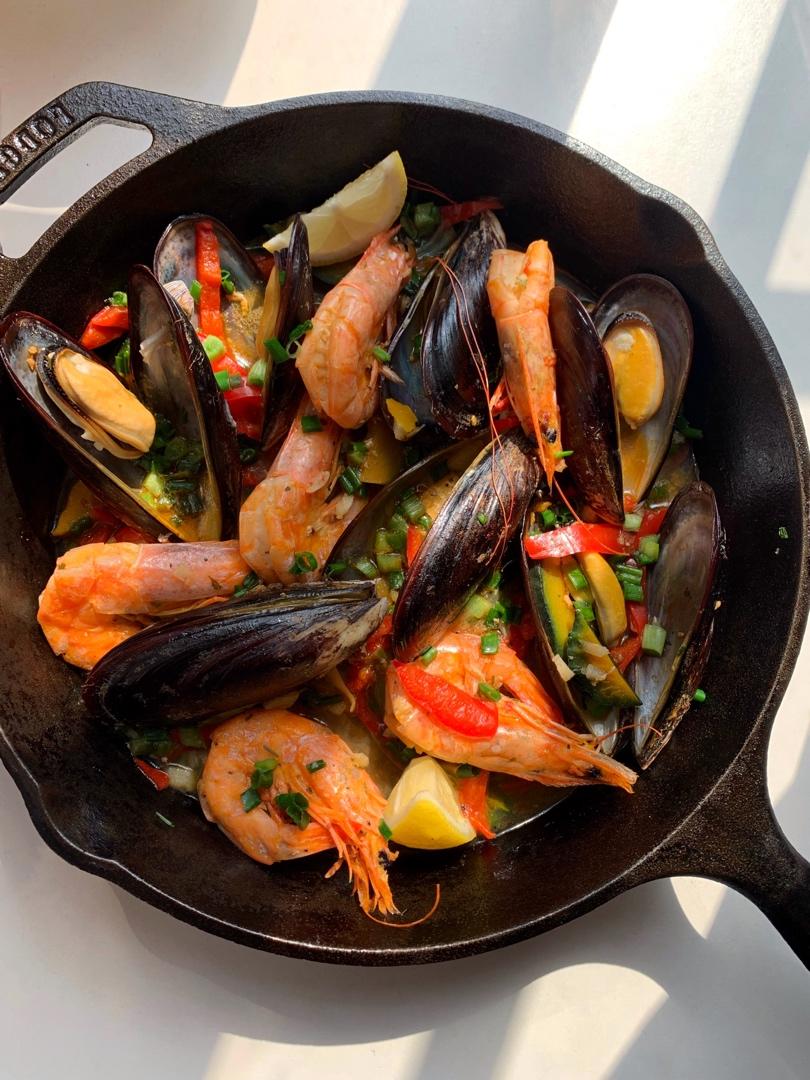 酒烩茄汁贻贝鲜虾