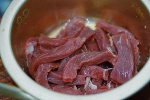 羊肚菌牛肉炒彩椒的做法 步骤4