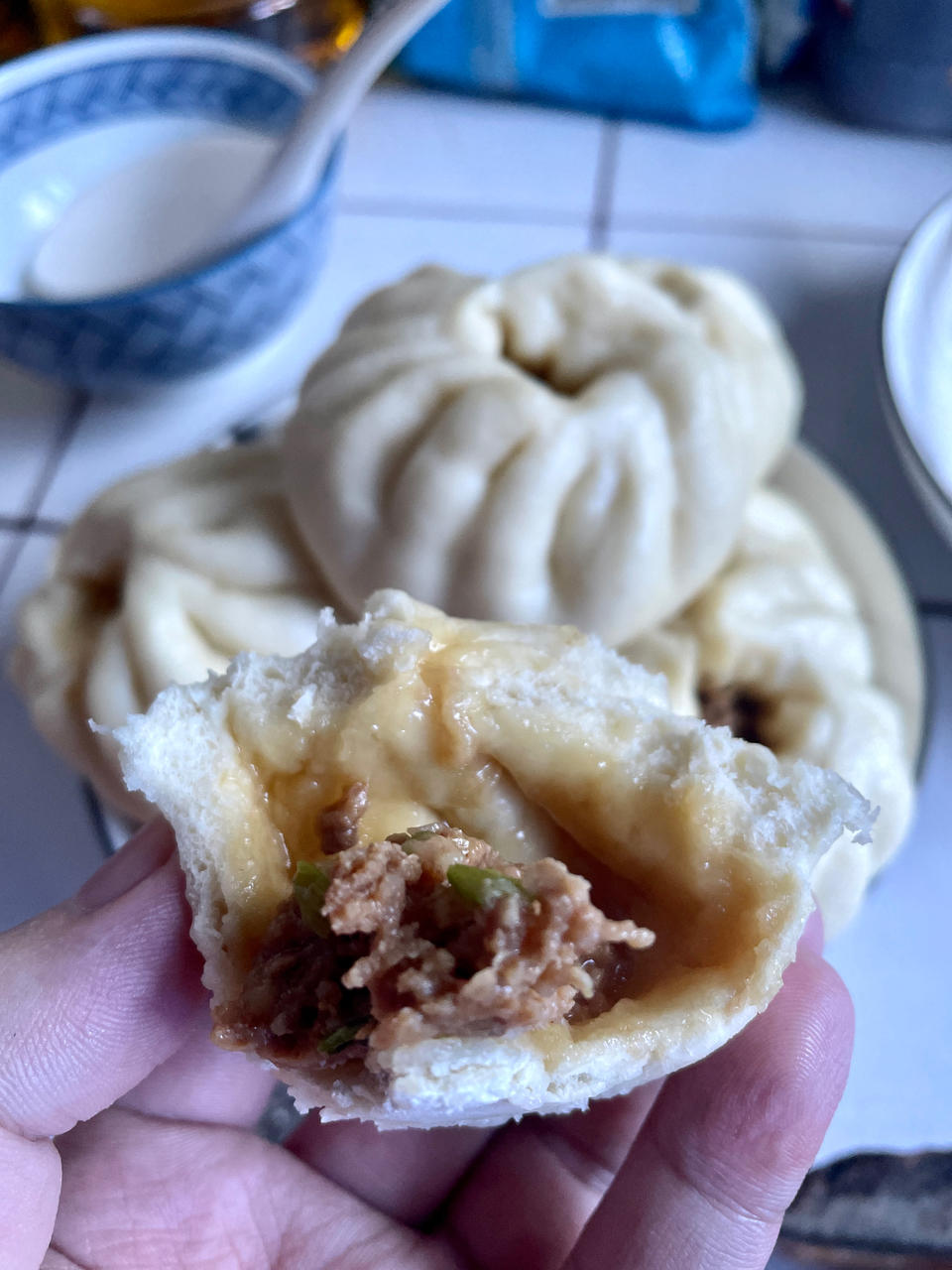 松软多汁的肉包子