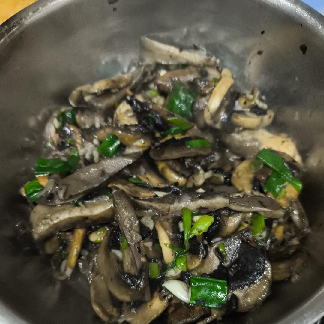 鲜香嫩滑！好吃不胖的蒜香炒口蘑！