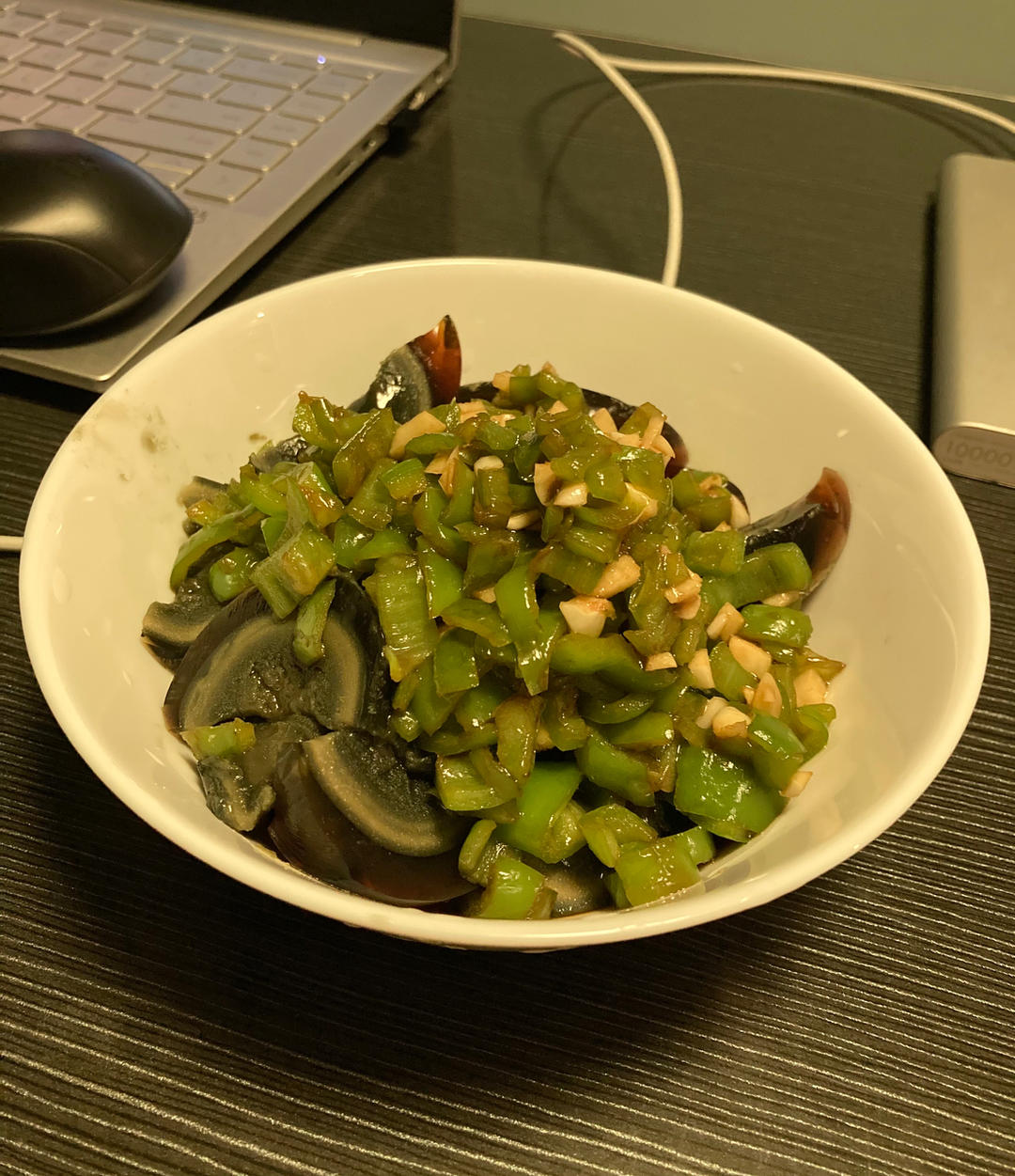 超简单吃不够的青椒皮蛋