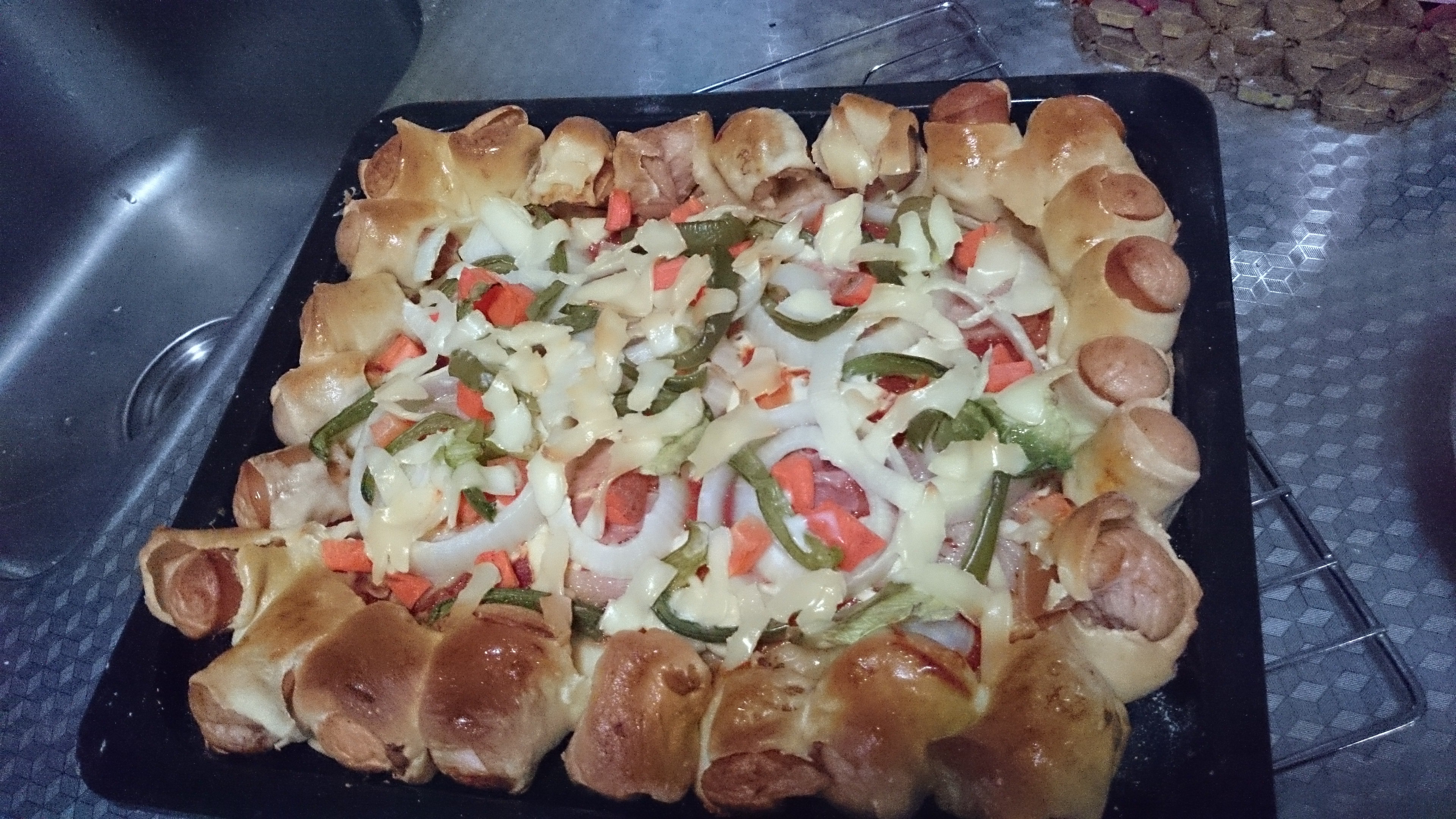 花边香肠熏肉披萨