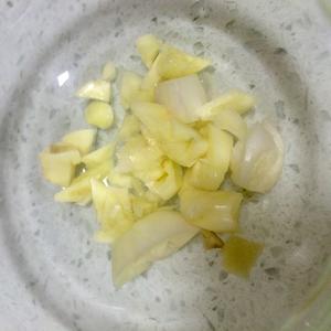 热油炝菠菜的做法 步骤2