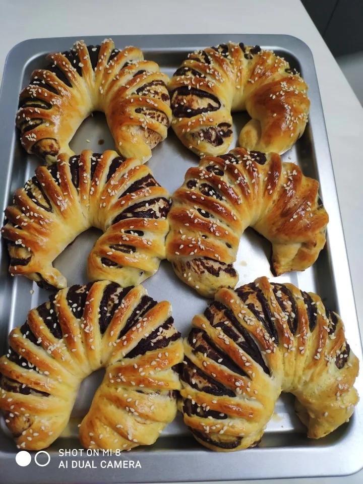 松软可口的红豆沙面包卷