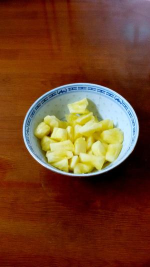 菠萝炒饭（附快速剥玉米粒的方法）的做法 步骤4