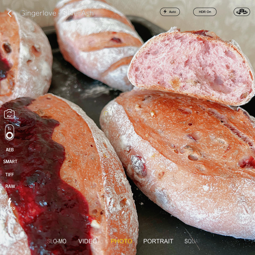 黑巧蓝莓软欧包，这个搭配有多好吃我就不多说了吧？