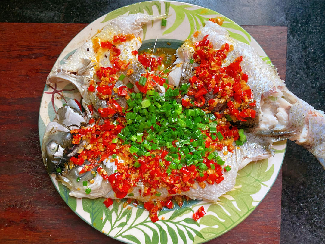 厨师长教你：“剁椒蒸鲤鱼”的做法，剁椒辣味醇厚，鱼肉鲜香细嫩