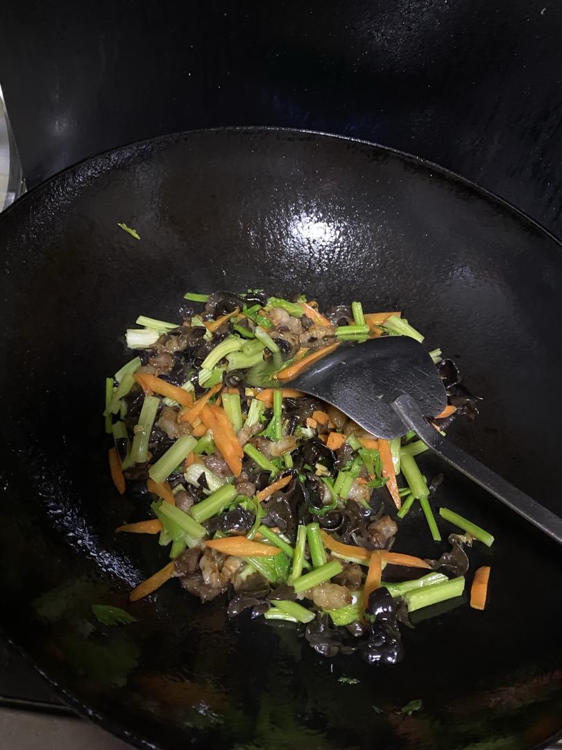 芹菜木耳炒肉丝
