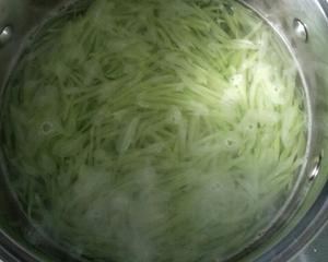 凉拌莴苣的做法 步骤2