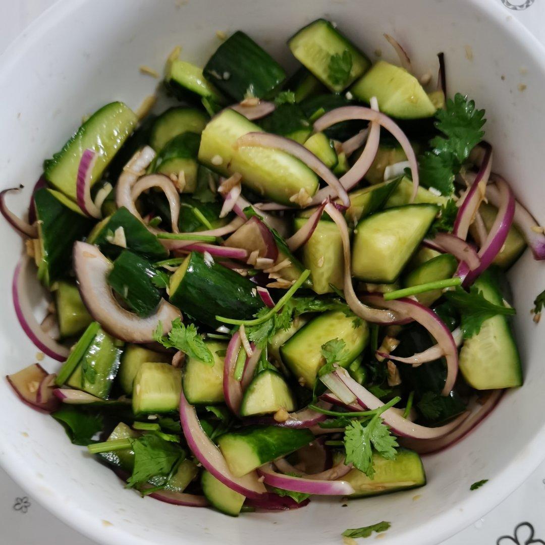 铁锅炖自己o做的夏日减脂凉拌黄瓜洋葱丝