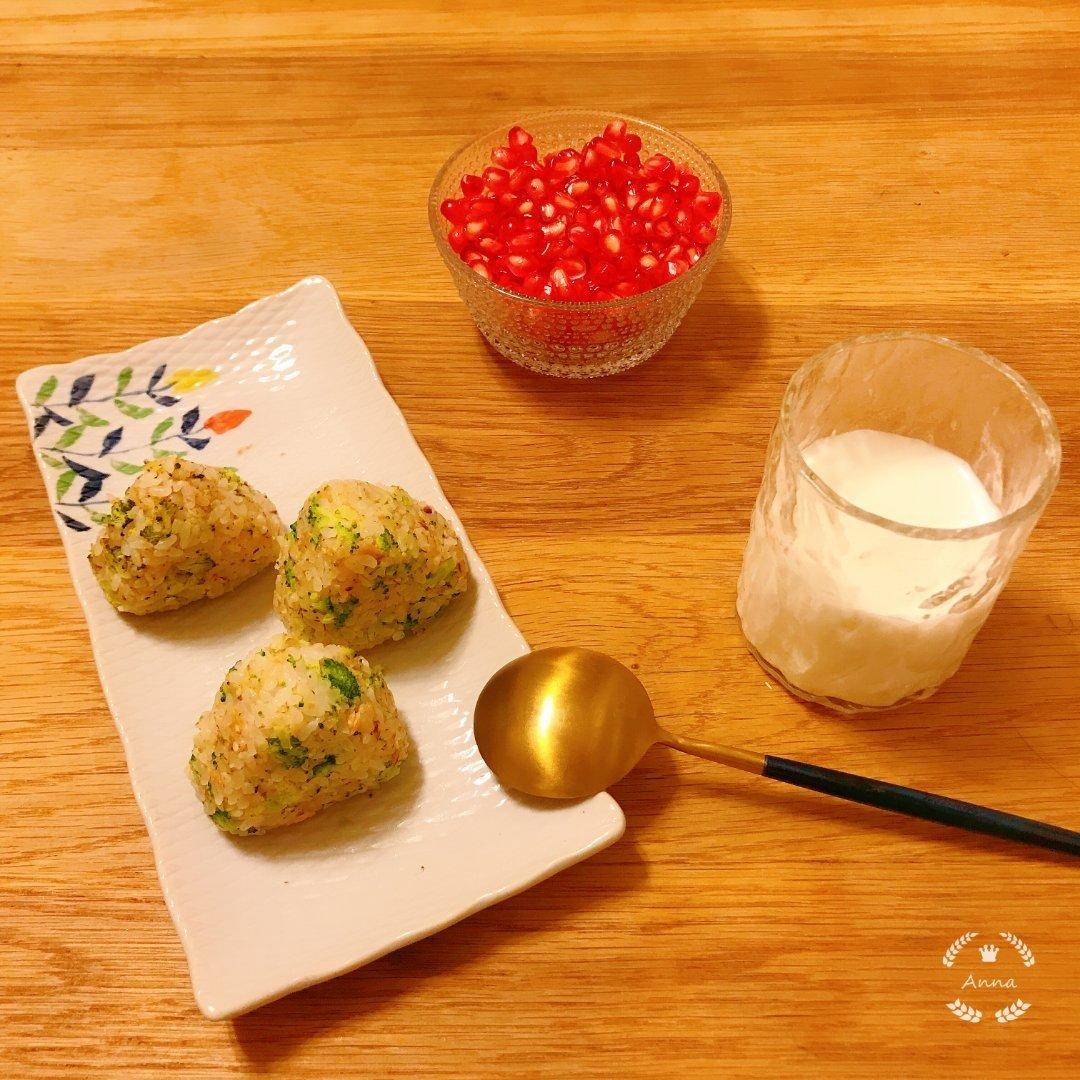 西兰花三文鱼饭团