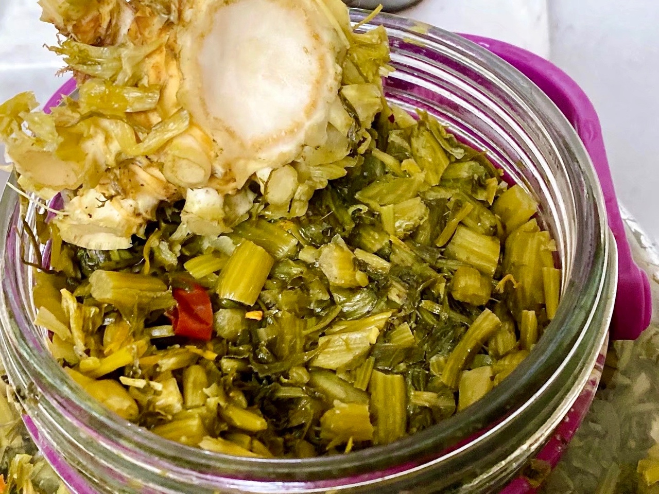 鲜笋的一种吃法与保存方法——笋丝雪菜与罐头的做法 步骤4