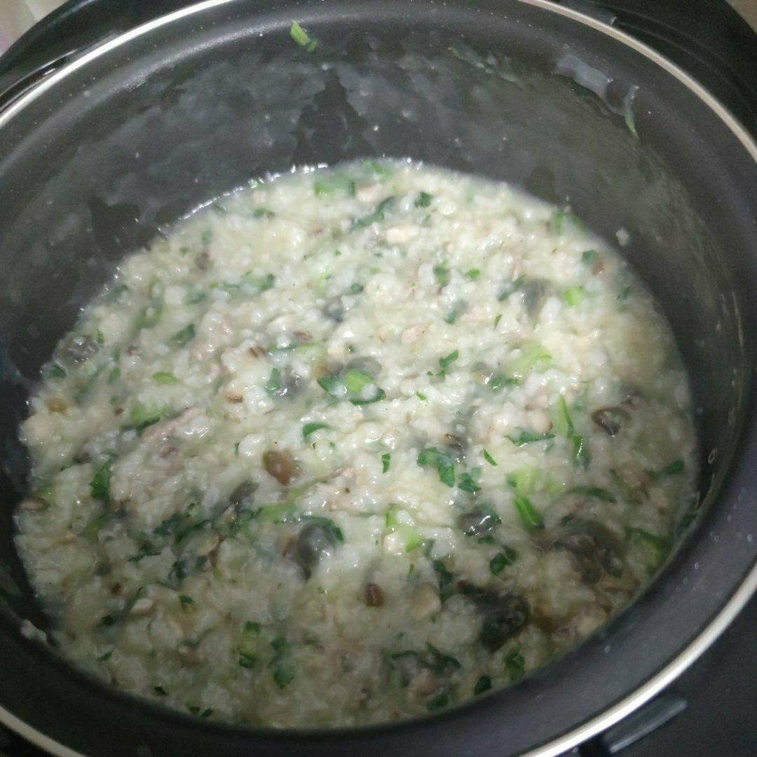 妈妈👩教我做的皮蛋瘦肉粥🥣简单快捷美味😋