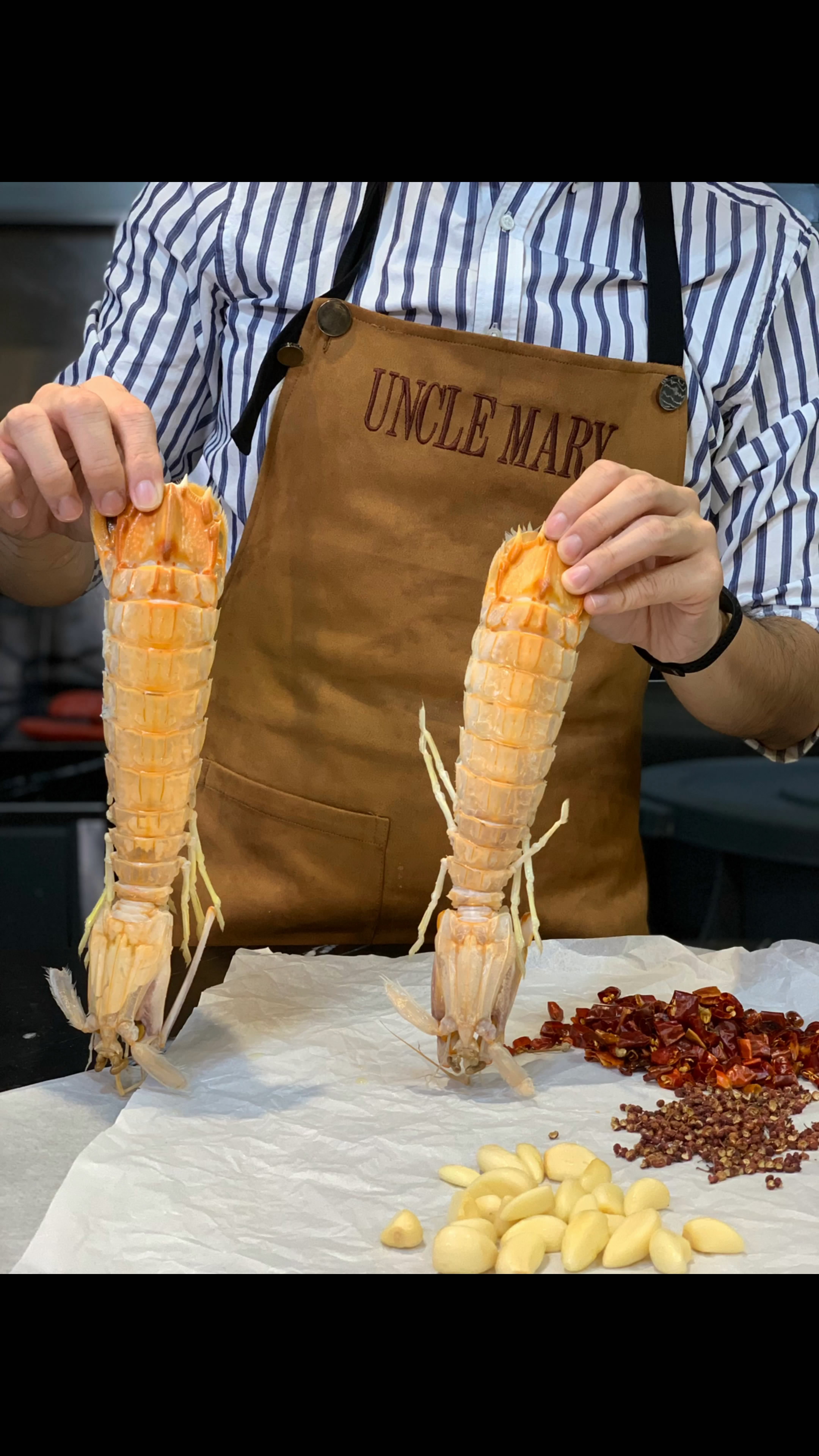 盐焗巨型濑尿虾的做法