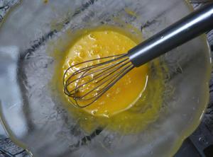 超柔润的橙汁戚风——两蛋6寸（附攻略）的做法 步骤4