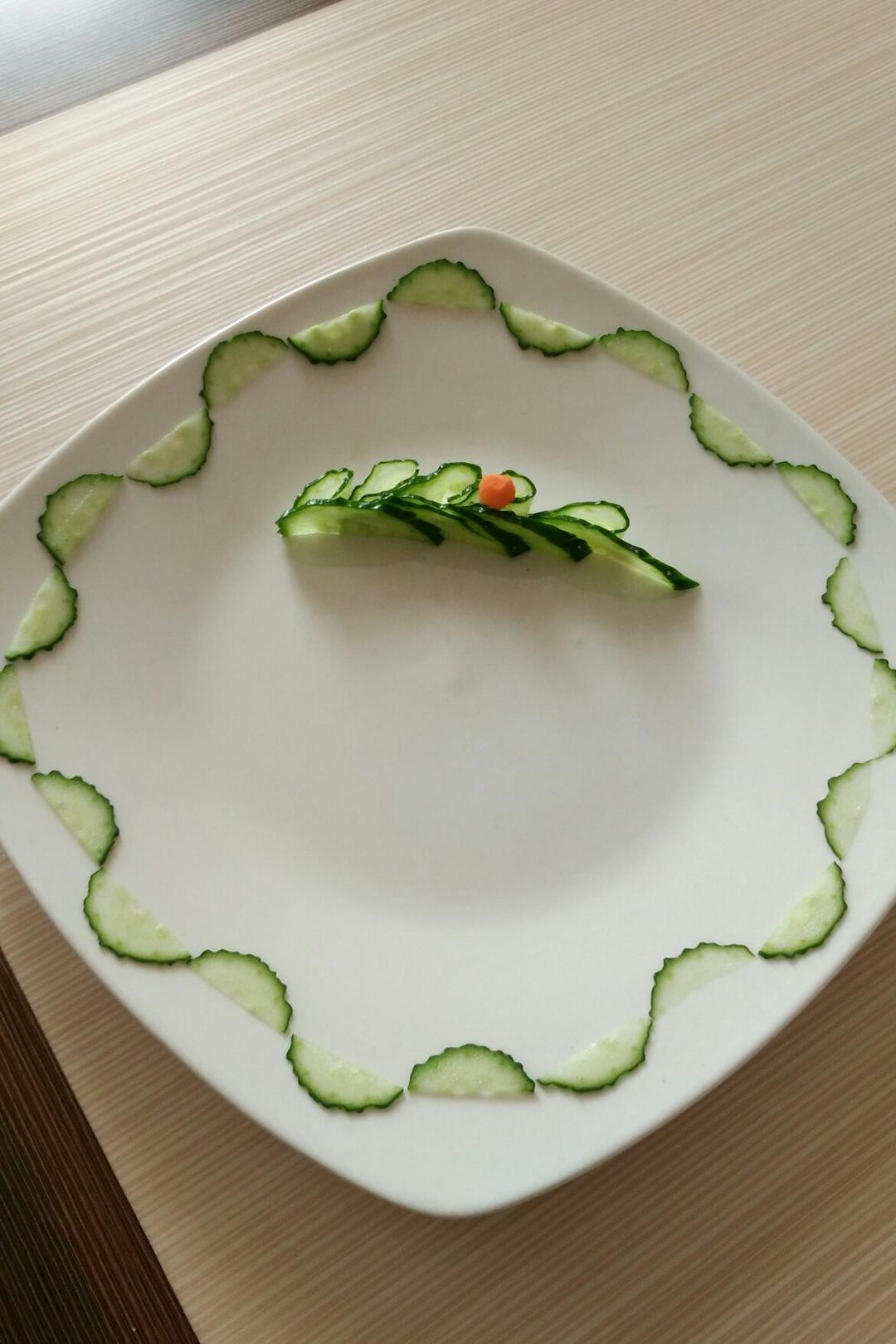 简单美丽的盘饰（5）——拼装花的围边与叶子