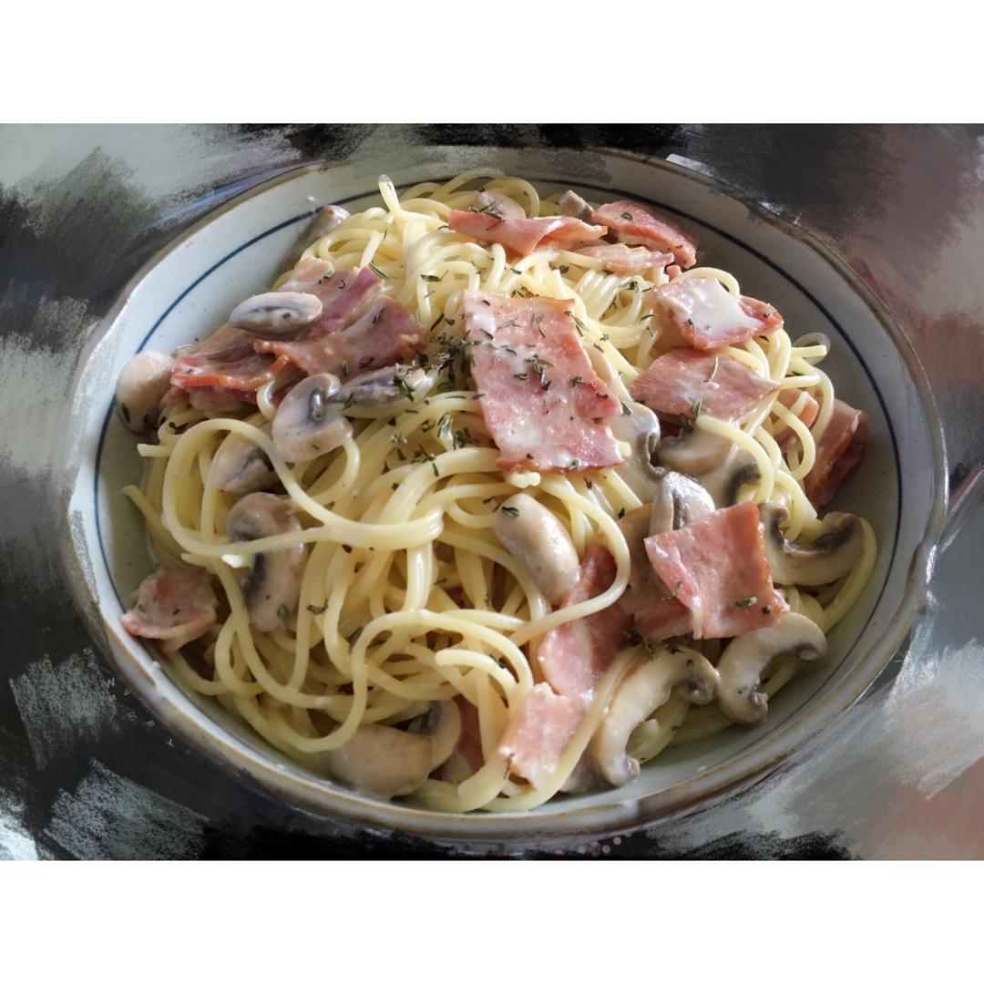 白汁蘑菇培根意粉