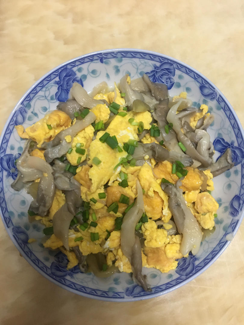一勺油一勺盐做出超级鲜美的平菇炒鸡蛋