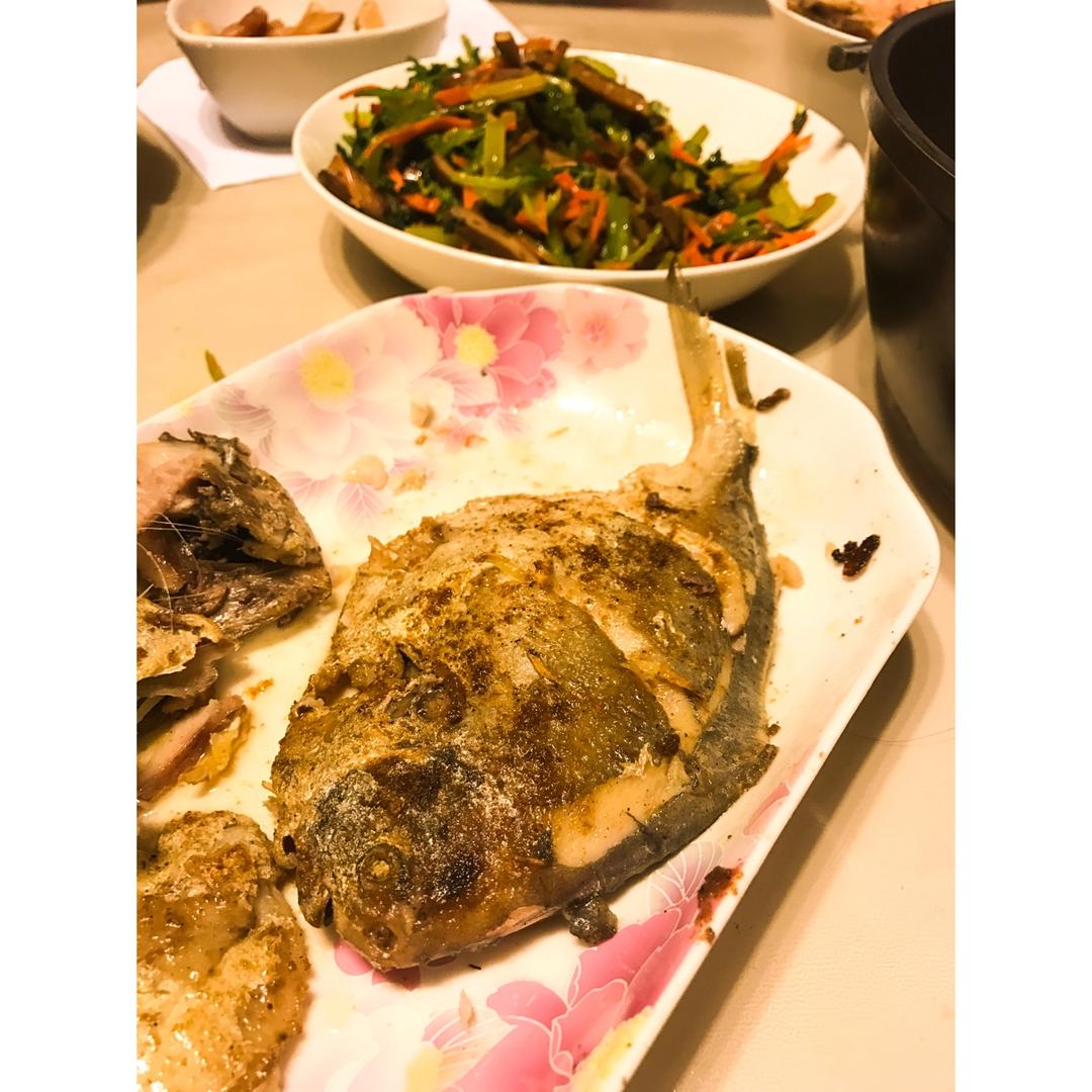 香煎鲳鳊鱼:( 堪比烧烤摊:)